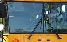 Autóbusz szélvédő csere: megbízhatóság és szakszerűség az utasokért!